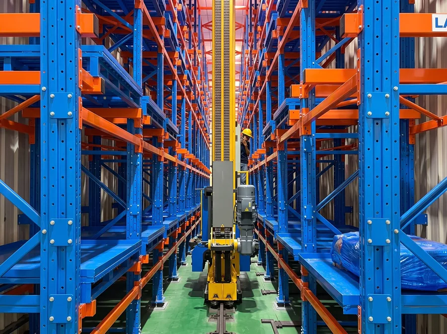 Stacker Crane วิ่งระหว่างชั้นวาง ASRS สีน้ำเงินส้ม