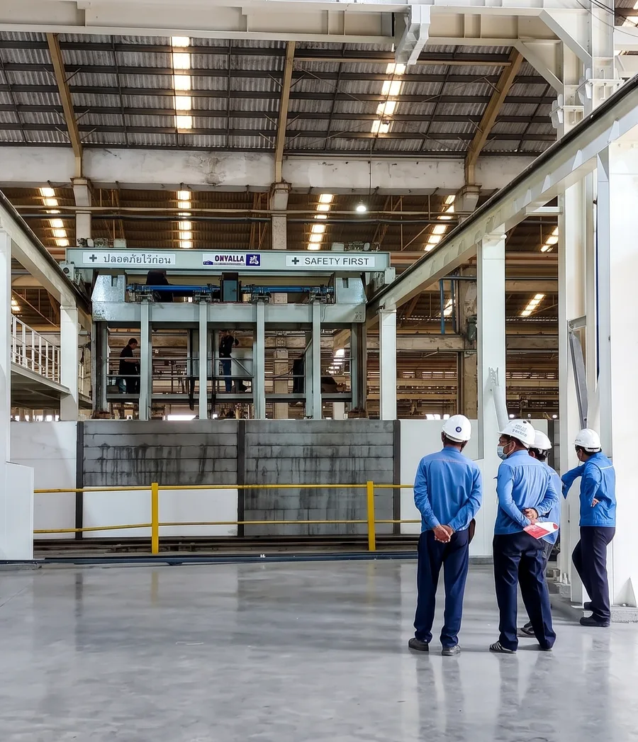 ทีมงานยืนตรวจระบบ Overhead Crane อัตโนมัติภายในโรงงาน